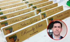 Lejos de la austeridad, concejal se queja de portanombres porque era de un “material barato”