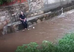 Hombre de 72 años fue arrastrado por el raudal, pero rescatado con vida en Luque - Nacionales - ABC Color