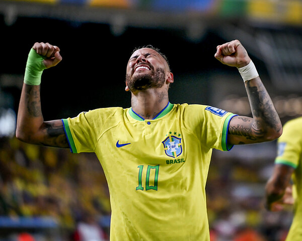 Versus / Neymar fue operado con "éxito" de la rodilla en Brasil