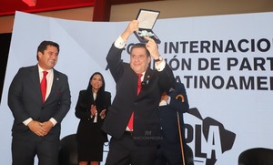 Diario HOY | Condecoran a Horacio Cartes en Foro Internacional