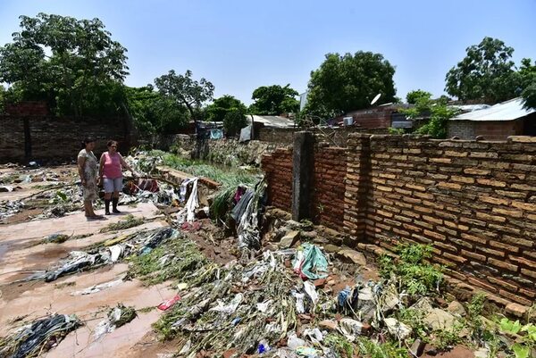 Asunción: Familias afectadas, basura y derrumbes - Nacionales - ABC Color