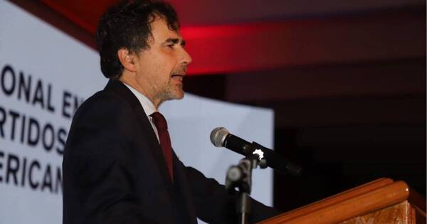 La Nación / Foro Upla: “Ningún político debe estar cómodo en su oficina cuando hay pobreza y miseria”, dice Neves