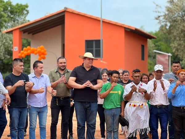 Gobernador acompañó inauguración de 97 viviendas populares en Cerro Corá