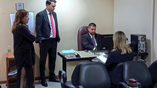 González Daher y su abogada van a juicio por cheques hurtados