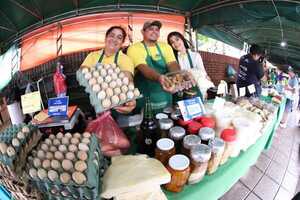 Feria agopecuaria se realiza en la plaza municipal de Santa Rosa del Aguaray - .::Agencia IP::.