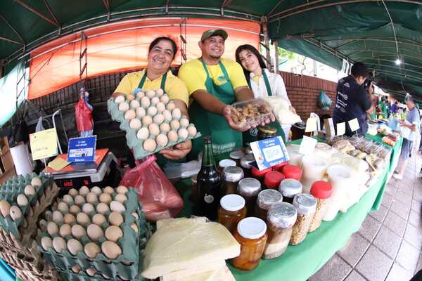 Feria agopecuaria se realiza en la plaza municipal de Santa Rosa del Aguaray - .::Agencia IP::.