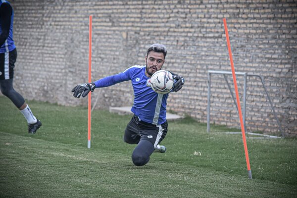 Versus / El “casi golazo” del arquero suplente de Resistencia