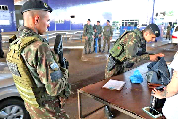 Brasil moviliza al ejército para frenar el crimen organizado en la frontera - La Clave