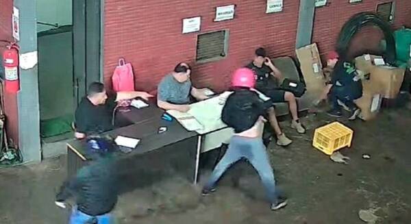 [VIDEO] "Dame todo o les matamos": el violento asalto en una transportadora