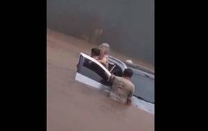 [VIDEO] Mujer quedó atrapada en medio del raudal y tres héroes anónimos la rescataron