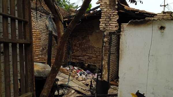 Mellizos abandonados quedaron sin casa tras incendio