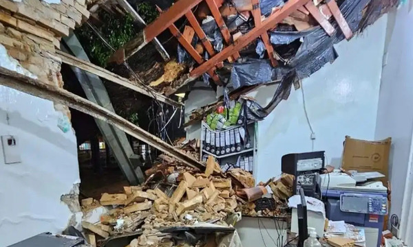 A causa del fuerte temporal, Dos árboles caen sobre antiguo pabellón de Hospital de San Juan Nepomuceno