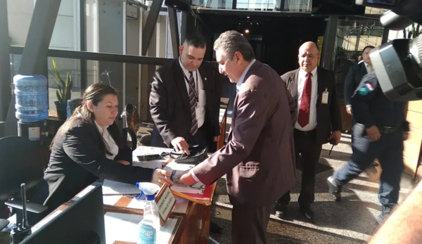 Abogado de Mbururú justificó ausencia para el juramento de su cliente