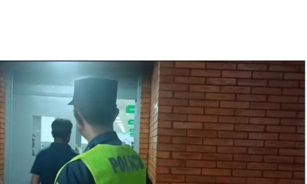 Denuncian que detenidos con droga manosearon a alumnas en una escuela
