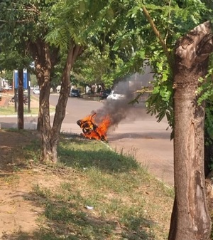 Queman una motocicleta, se desconoce autor y dueño del biciclo