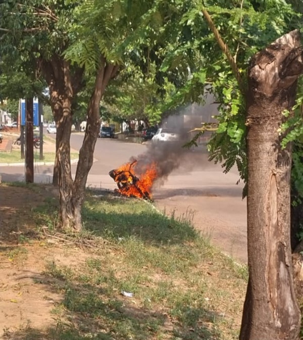 Queman una motocicleta, se desconoce autor y dueño del biciclo