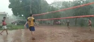 Video: el peligro de continuar un partido de “piki” en medio de la tormenta  - Nacionales - ABC Color
