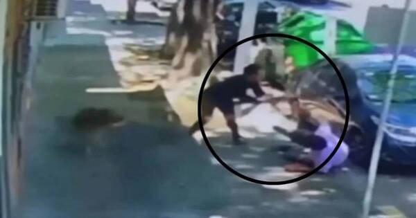 La Nación / Viral: violenta agresión a un anciano por popó de perro