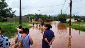 Alto Paraná: La lluvia persiste y profundiza el drama de los damnificados