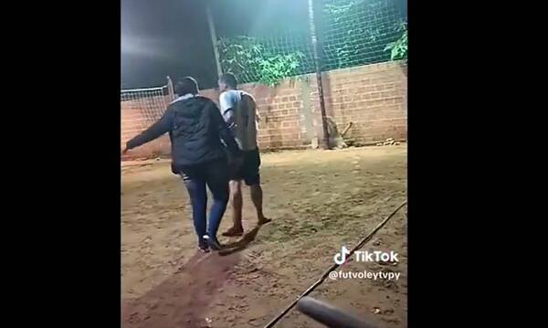 [VIDEO] Ella contó sus razones: doña agredió a su ména en ¡pleno partido de pikivóley!
