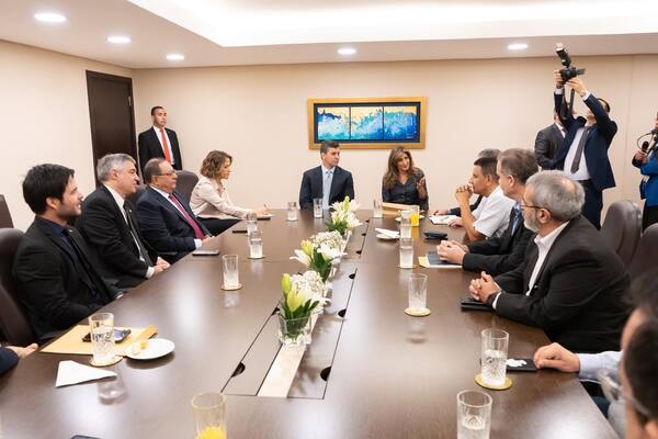El Presidente de la República, Santiago Peña se reúne con la Asociación de Iglesias Evangélicas ( ASIEP) en la sede del CFA