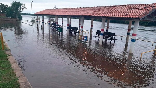 Migraciones cierra otros tres pasos fronterizos por crecida del Paraná