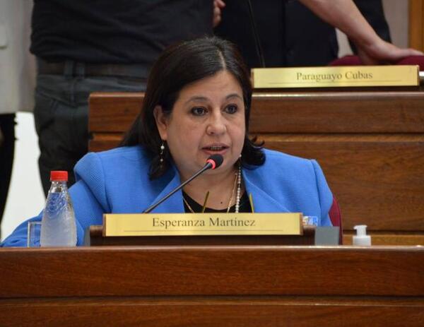 Esperanza Martinez denuncia persecución politica