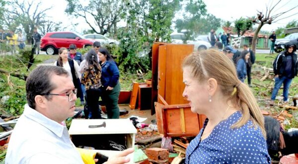 Ministra de Salud realiza visita a comunidad azotada por tornado en Santaní