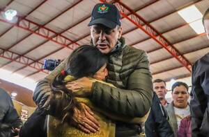 Peña visitó a víctimas de las inundaciones en Ayolas y pidió darles una solución definitiva