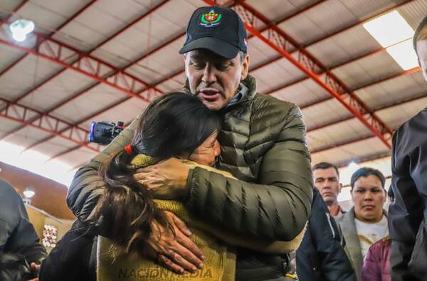Peña visitó a víctimas de las inundaciones en Ayolas y pidió darles una solución definitiva