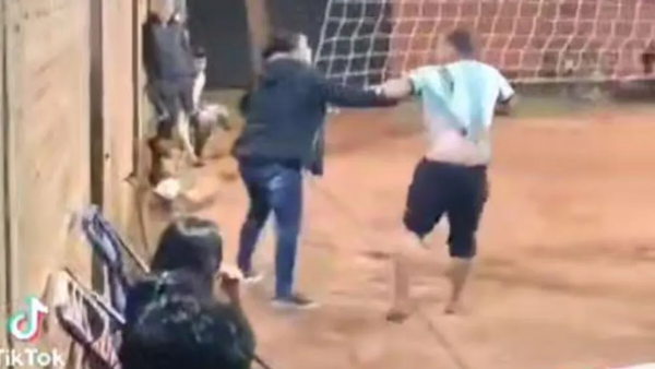 Doña llenó de sopapos a su pareja en pleno juego de piki y escena se hace viral - Noticiero Paraguay