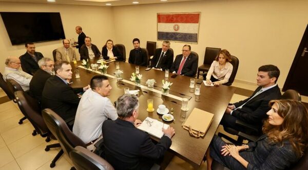 Santiago Peña conversa con pastores evangélicos sobre convenio de la UE