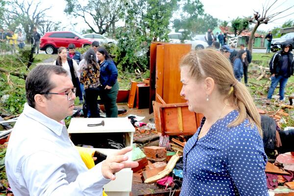 Ministra Barán visita comunidad afectada por temporal en San Estanislao