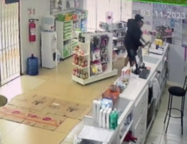 Farmacéutica forcejea con delincuente armado durante asalto