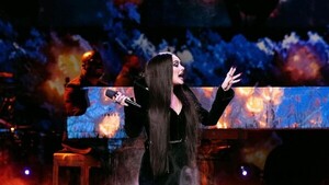 Adele se puso a tono y dio un show de "terror" vestida de Morticia Adams