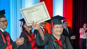 Ejemplo a seguir: Abuela de 83 años recibió tu cartón de abogada