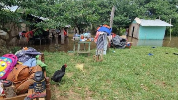 Crecida del Paraná ya desplazó a más de 2.000 familias ribereñas - Noticias Paraguay