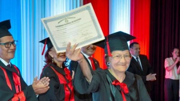 Ejemplo a seguir: Abuela de 83 años recibió tu cartón de abogada