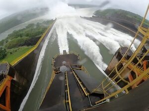 Apertura de compuertas: aguas alcanzan su mayor vertido tras intensas lluvias - ABC en el Este - ABC Color
