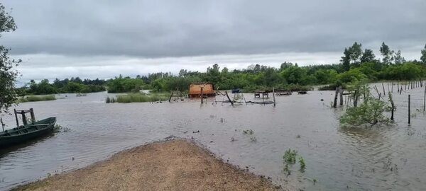 Oleros de Villa Florida son los primeros afectados tras subida del río Tebicuary - Nacionales - ABC Color