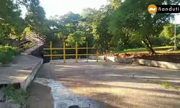 (VIDEO). ¡Ahora gua’u! Colocaron valla de hierro en la calle que termina en el arroyo Lambaré