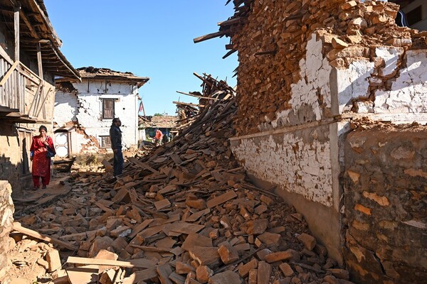 Asciende a más de 130 los muertos por el sismo en Nepal - .::Agencia IP::.