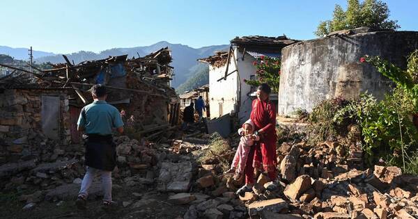 La Nación / Nepal: reportan más de 130 muertos tras terremoto