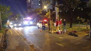 Delivery muere tras chocar contra una camioneta en Asunción