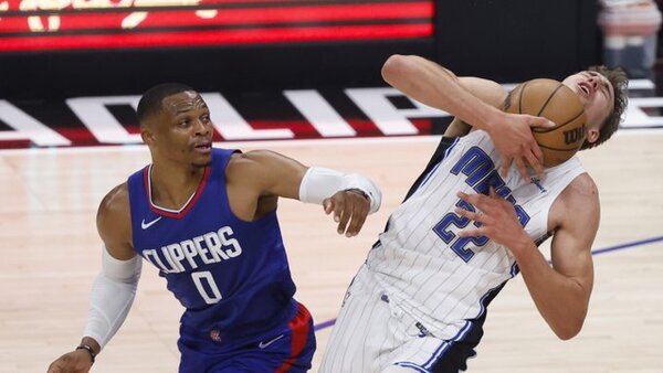 Jokic, Curry y la polémica reinan en el inicio de la copa de la NBA