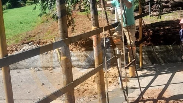 ¡Una burla! Lambaré improvisa barrera con postes de semáforo en zona de tragedia