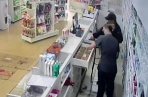 Video: agarró del cabello a una mujer para robarle dinero y celular en asalto - ABC en el Este - ABC Color