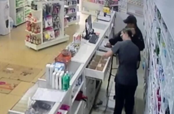 Video: agarró del cabello a una mujer para robarle dinero y celular en asalto - ABC en el Este - ABC Color