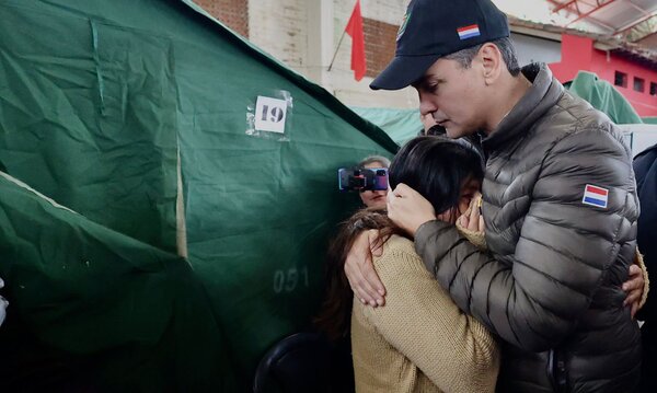 Presidente Peña visitó a las familias afectadas por las inundaciones en Ayolas