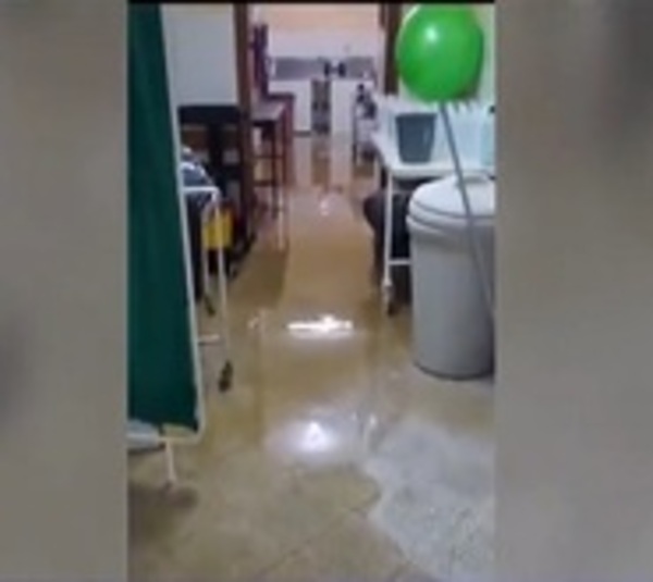 Llueve más adentro que afuera: Goteras en hospitales de Caaguazú - Paraguay.com